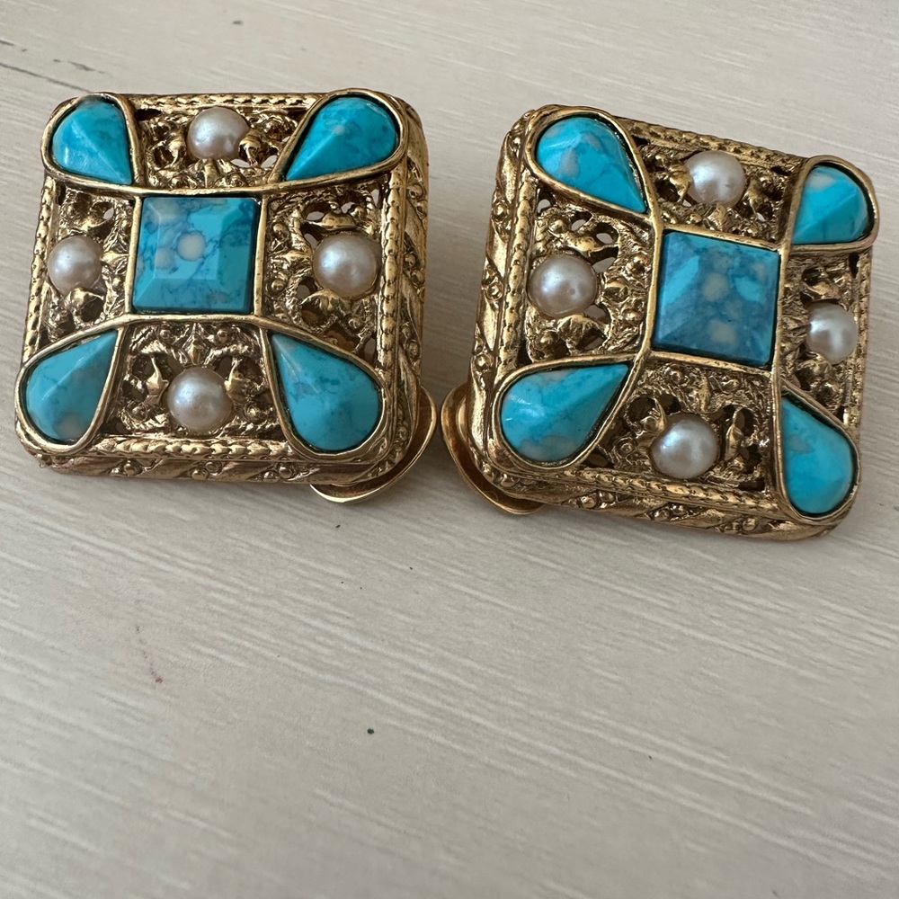 Beautiful gold tone/turquoise and pearl earrings